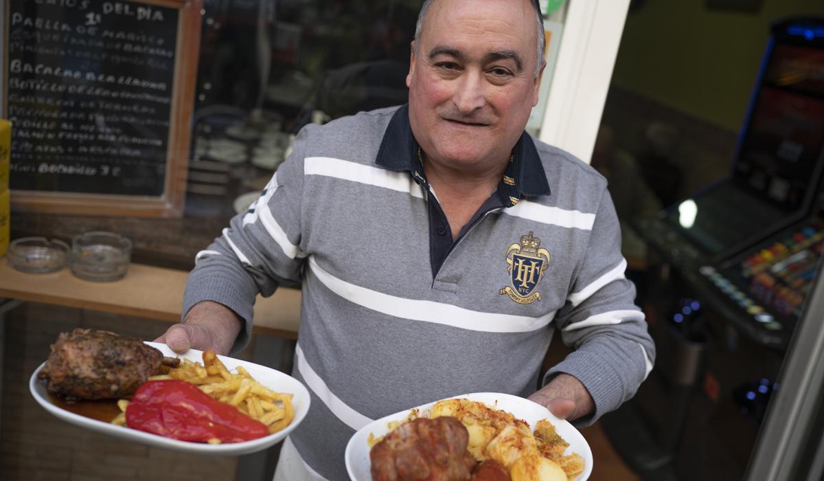 Toni Nogués, con un botillo leonés y un codillo en su Cal Toni.