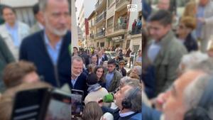 La entrevista viral de Carlos Alsina a los Reyes mientras visitaban a los afectados por la DANA