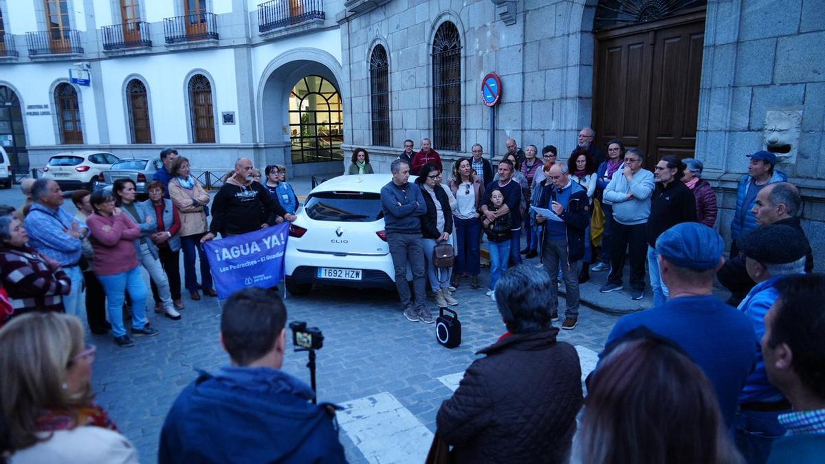 Concentración de vecinos a las puertas del Ayuntamiento de Pozoblanco.