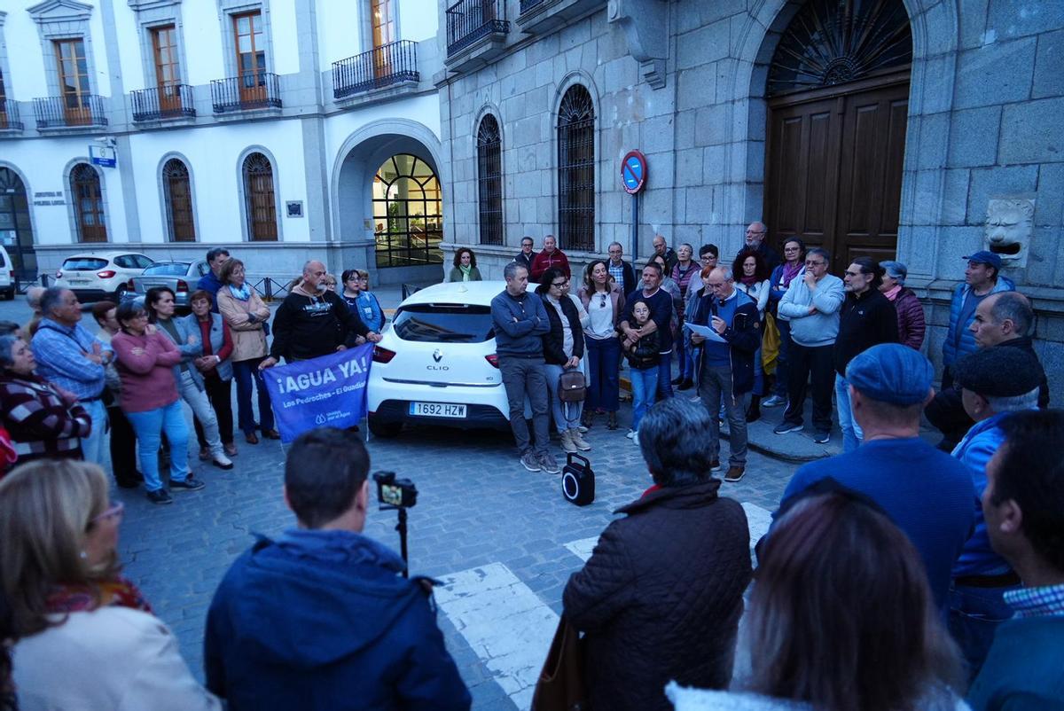 Concentración de vecinos a las puertas del Ayuntamiento de Pozoblanco.
