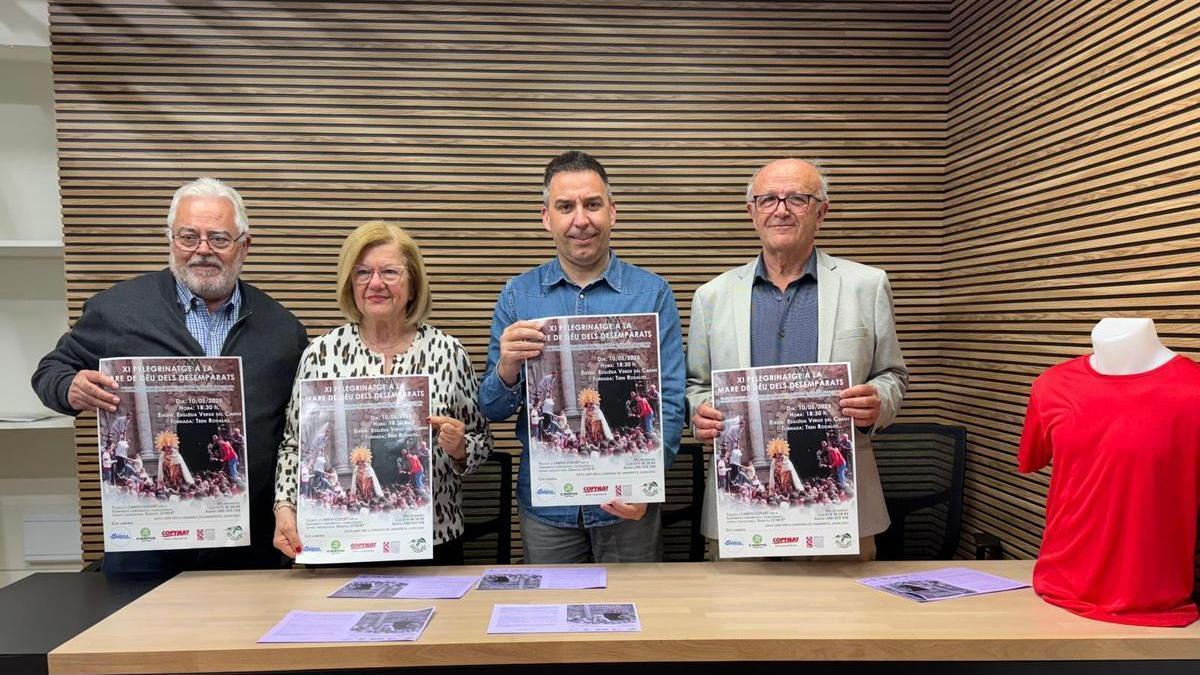 El alcalde, con los promotores de la caminata, en la presentación de la misma.
