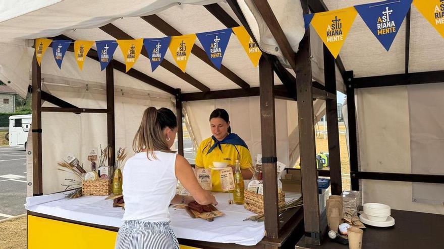 El Día de Asturias se vive en El Prestín con una romería popular en el parking de un popular supermercado