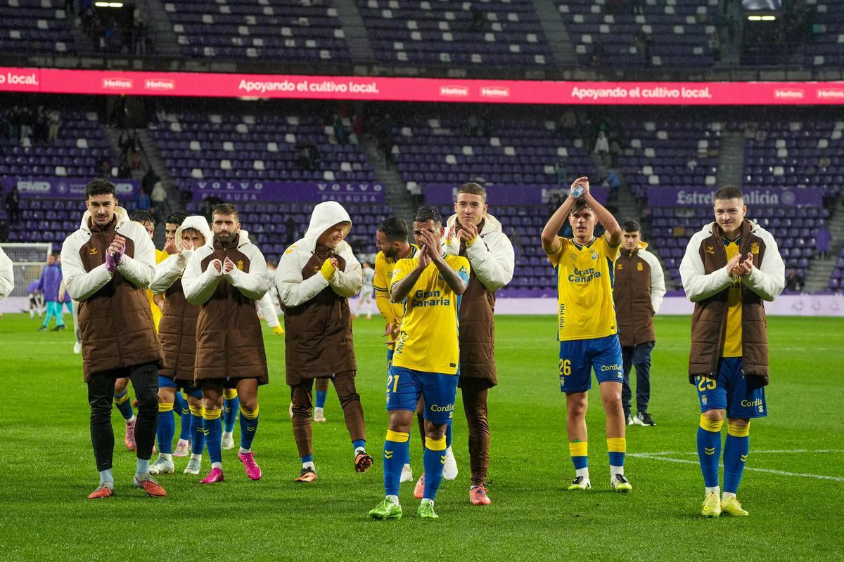 aLos jugadores de la UD Las Palmas se acercan a la afición para dar las gracias por el apoyo