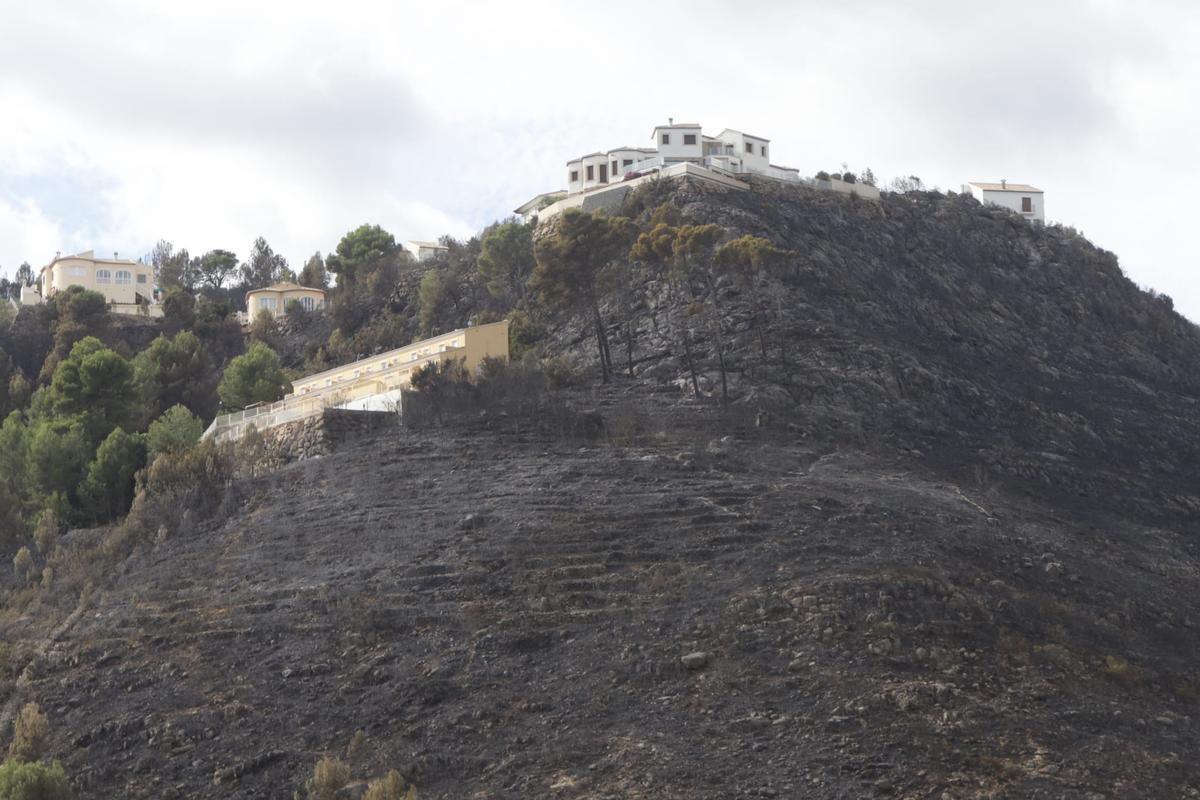 El incendio arrasa la urbanización Monte Corona de Ador