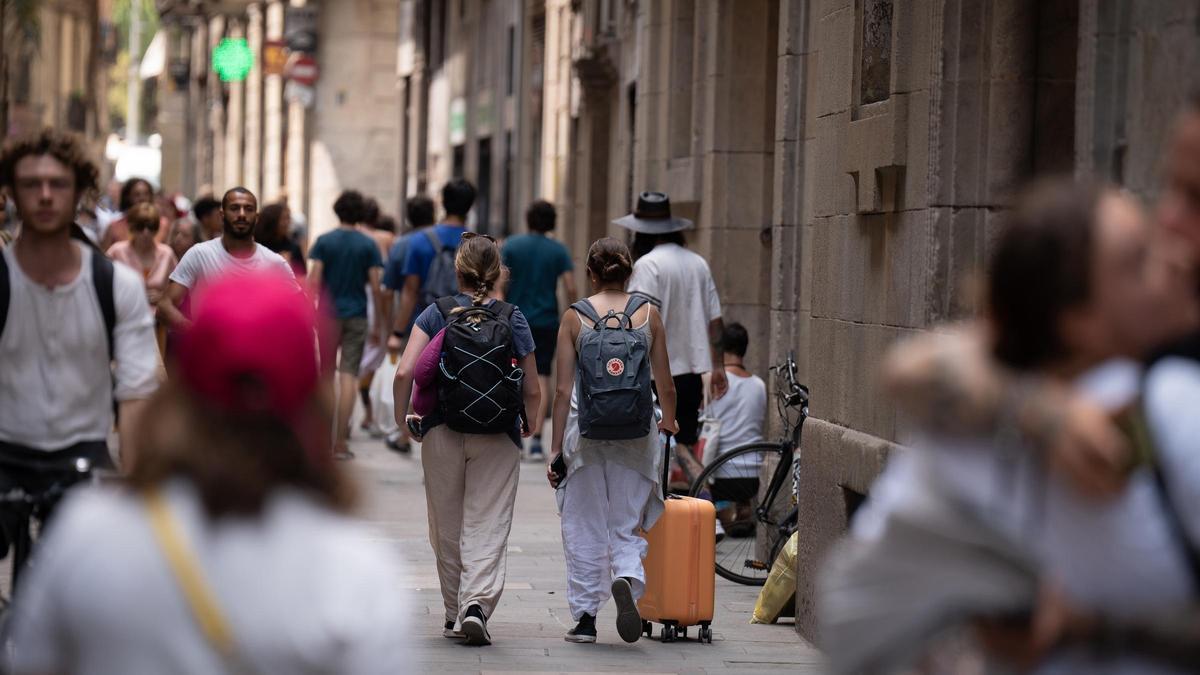 Varias personas pasean por Las Ramblas, en Barcelona.
