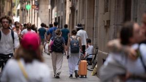 Varias personas pasean por Las Ramblas, en Barcelona.