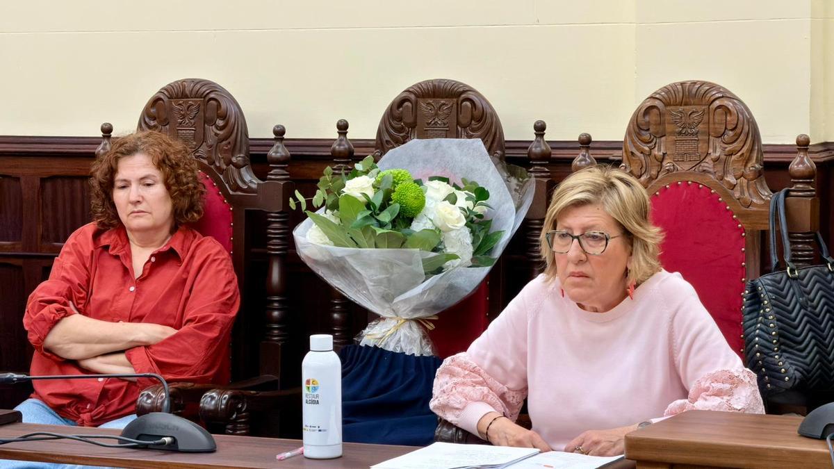 Las regidoras socialistas Agüi Lobo y Bàrbara Rebassa, durant el pleno. En el centro, el sillón que ocupaba Joan Gaspar Vallori.