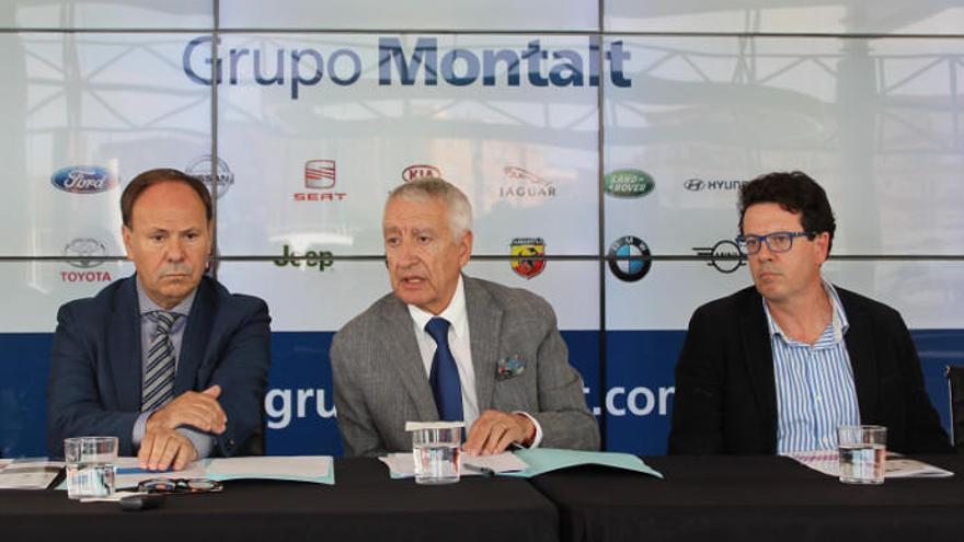 Juan Eloy Durá y Bartolomé Poyatos, máximos responsables de Grupo Montalt, junto a parte de su equipo directivo, durante la rueda de prensa.