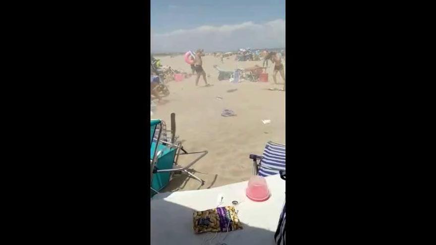 Un mini tornado hace volar sombrillas en la playa de Canet d'en Berenguer