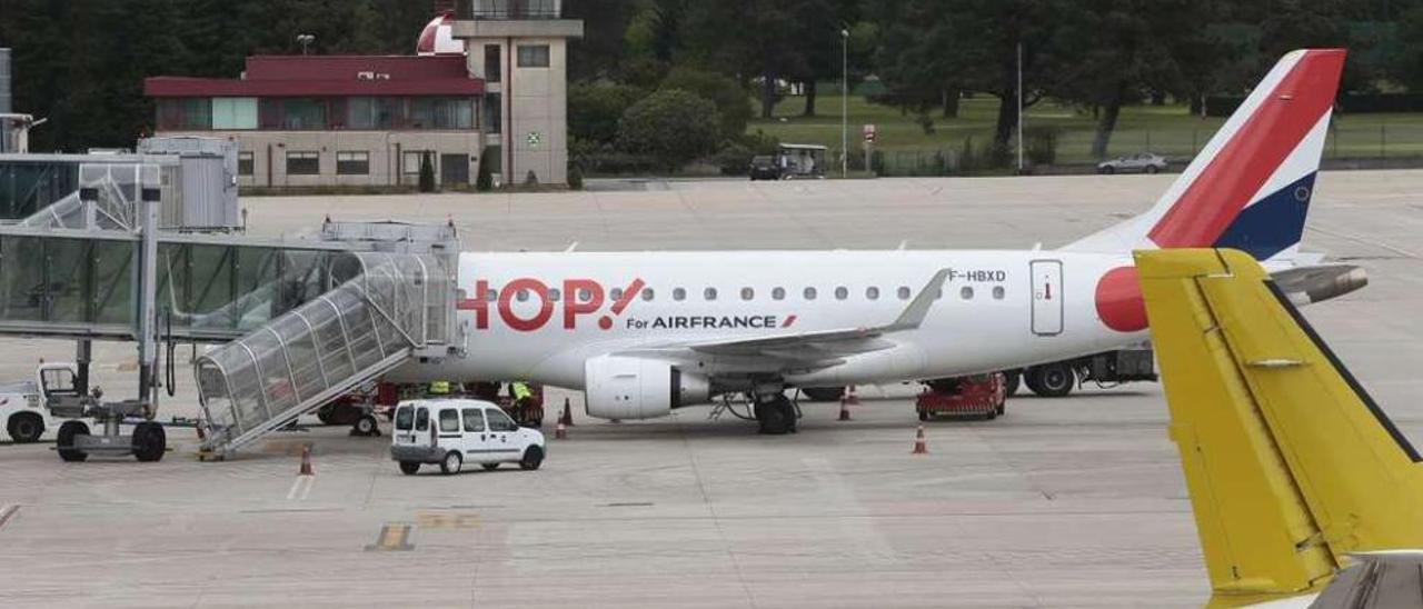 Un avión de la aerolínea Air France estacionado ayer en el aeropuerto de Peinador. // Adrián Irago