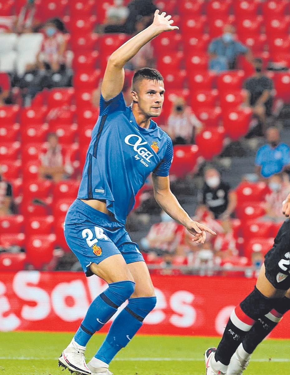 ...Y la cruz | Martin Valjent Su fallo en el gol acabó de matar el partido