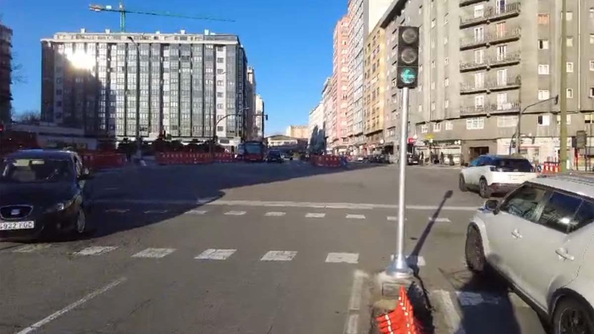 Localizado un conductor tras darse a la fuga después de derribar un semáforo en A Coruña