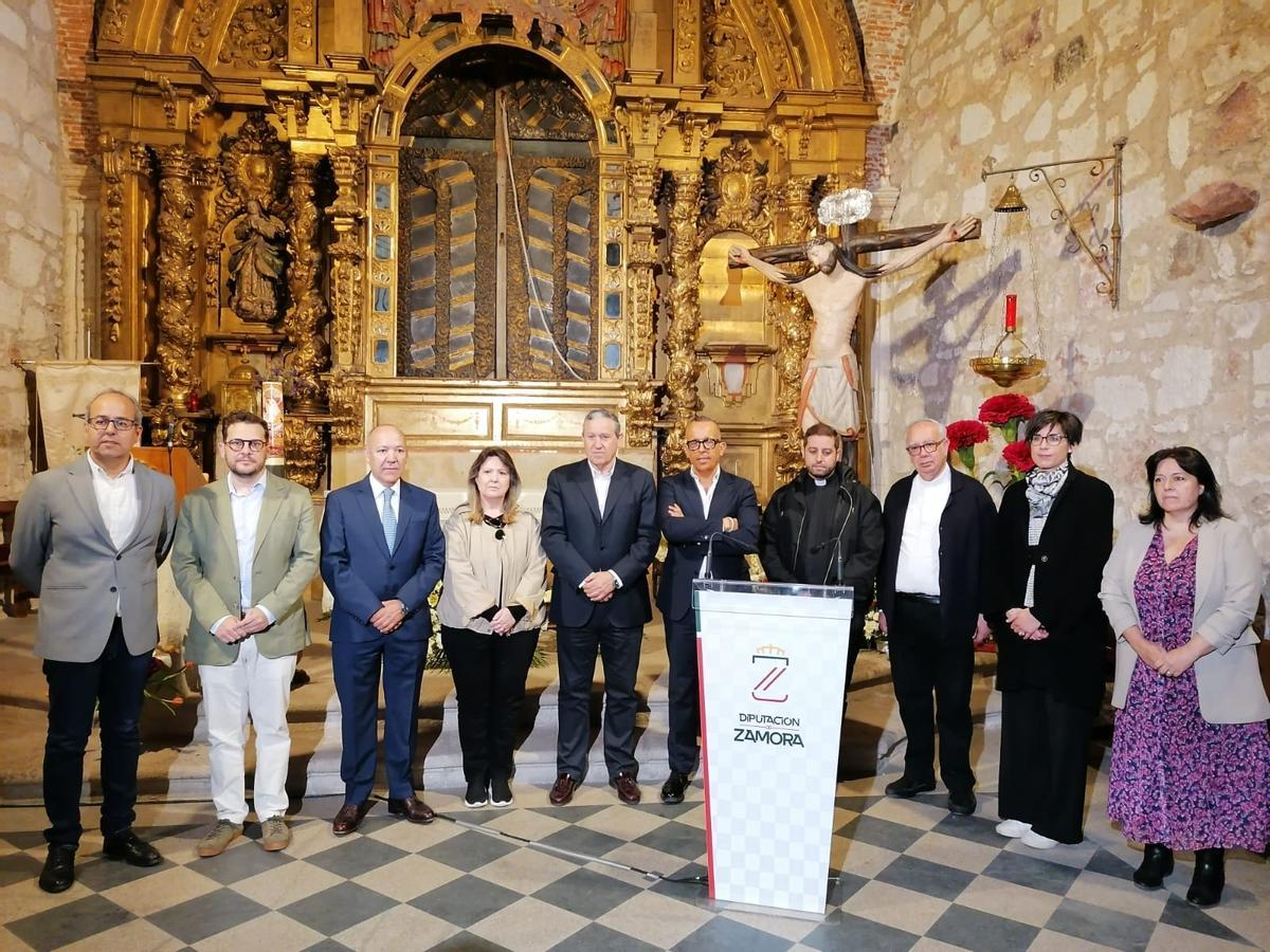 Representantes de la Diputación, del Obispado, del Ayuntamiento y del Centro de Restauración posan con la imagen del Cristo de Morales.