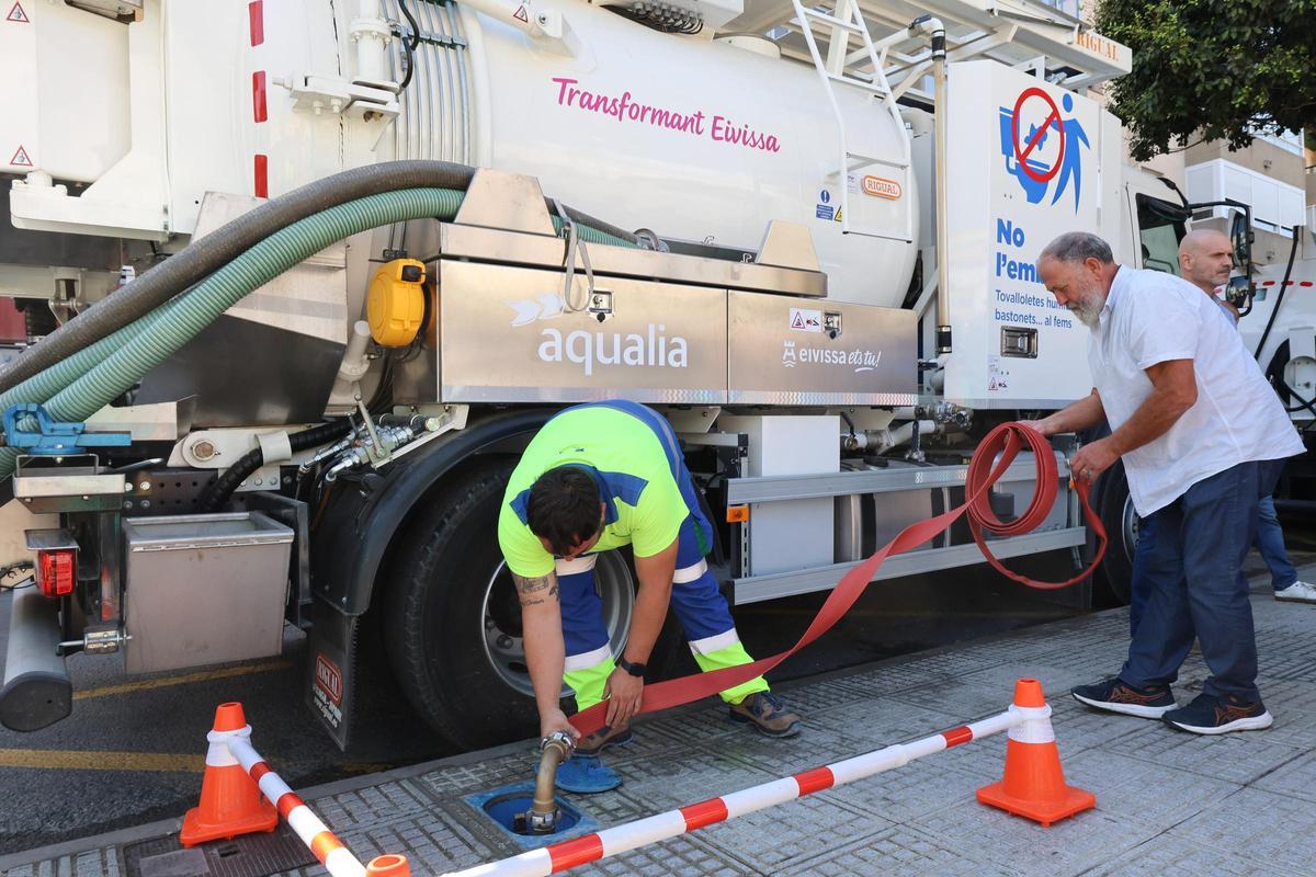 Un camión cisterna carga agua en el depósito instalado en sa Colomina.