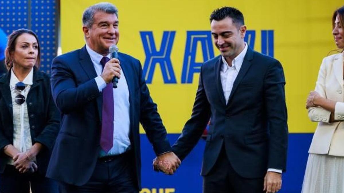 Laporta y Xavi, en la presentación del técnico azulgrana en el Camp Nou.