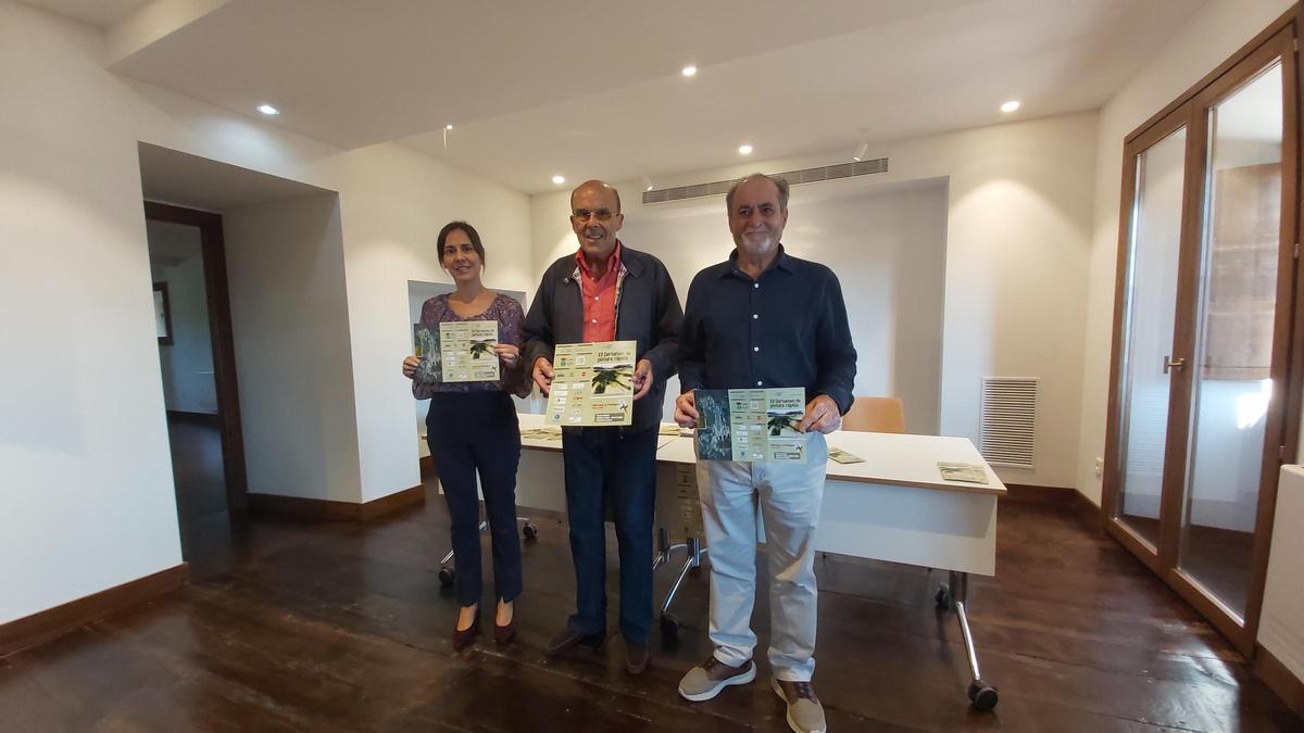 Por la izquierda, Lali Vázquez, Belarmino Fernández y Tomás Fernández, en la presentación del certamen de pintura rápida de Bueño.