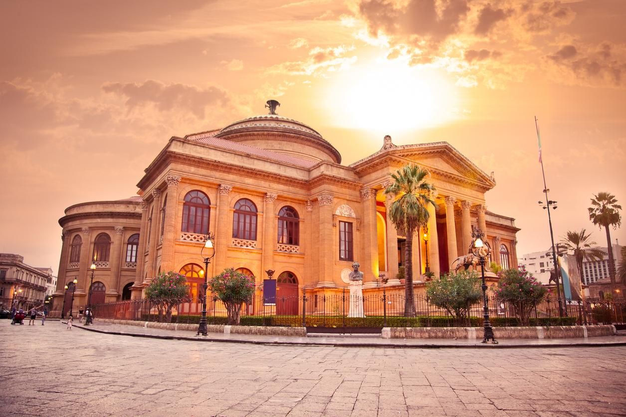 De estilo neoclásico encontramos el Teatro Massimo, el mayor de los teatros de ópera de Italia.