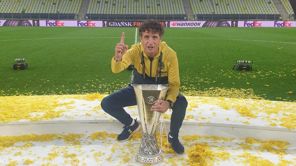 Imanol Idiakez, con el trofeo de la Europa League en Gdansk.