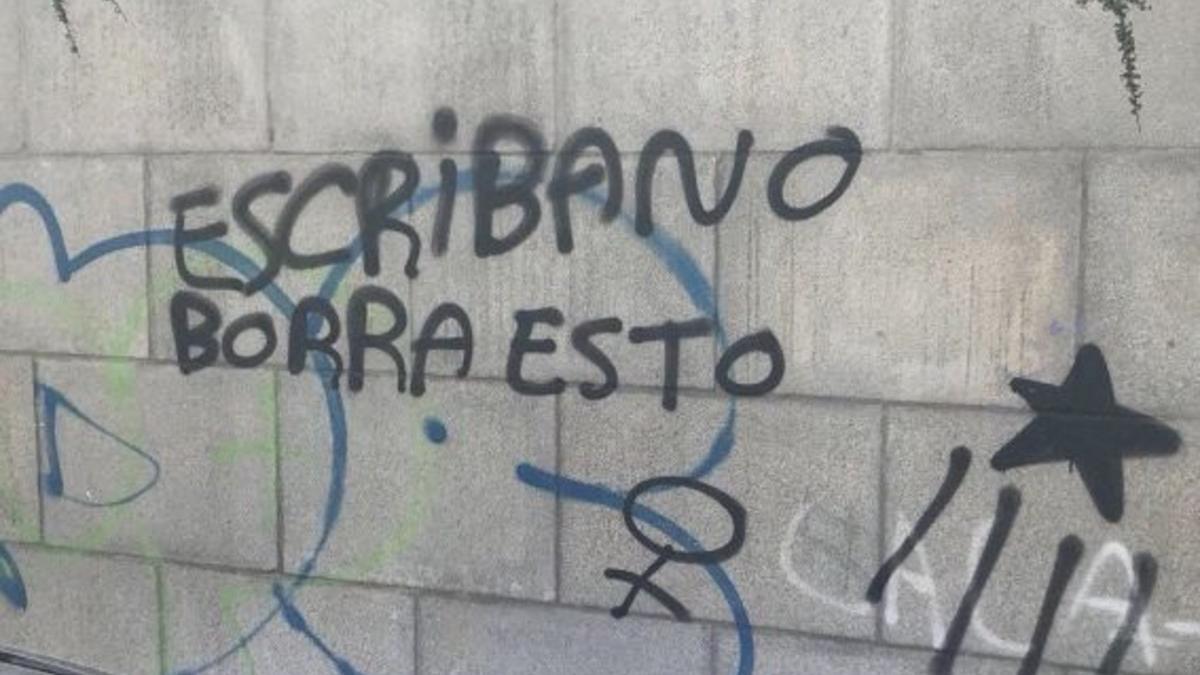 Pintada directa contra el líder de las juventudes del PP de Mataró, Cristian Escribano.