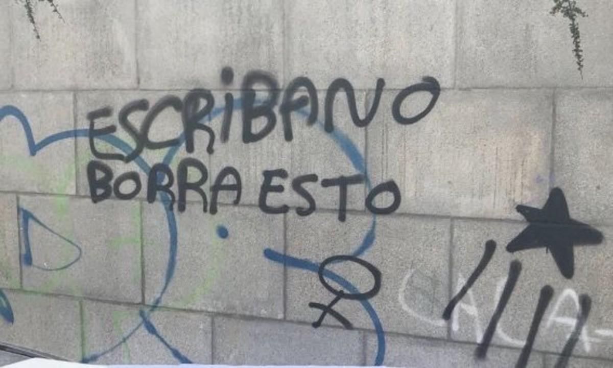 Pintada directa contra el líder de les jovenuts del PP de Mataró, Cristian Escribano. 