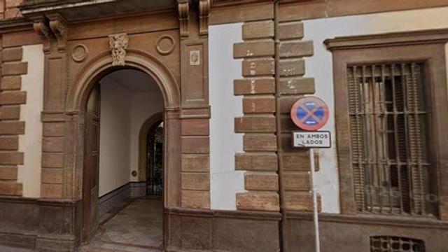 Edificio que quieren convertir en apartamentos turísticos en la calle Miguel Mañara.