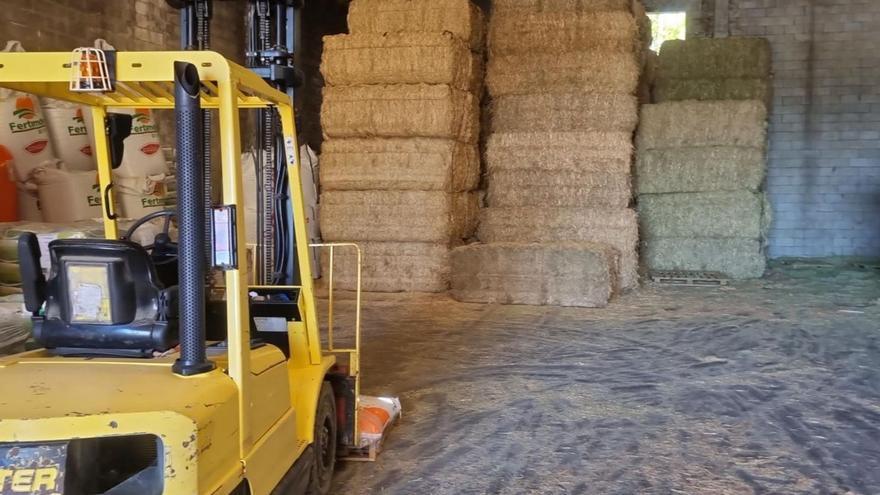 Pacas de paja almacenadas en la cooperativa O Rodo, de Rodeiro.