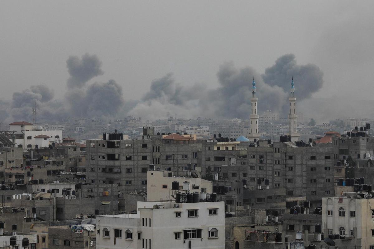 Columnas de humo sobre la ciudad de Gaza