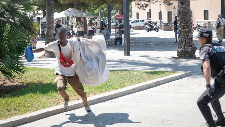 Gran redada contra la venta ilegal en s&#039;Hort del Rei, en Palma