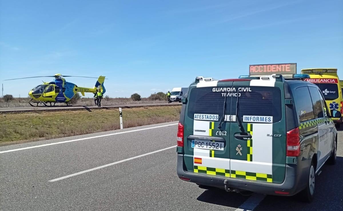 Momento del aterrizaje del helicóptero de Sacyl para evacuar dos heridos graves.