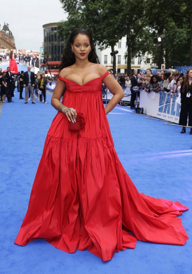 Rihanna con vestido de Giambattista Valli en Londres