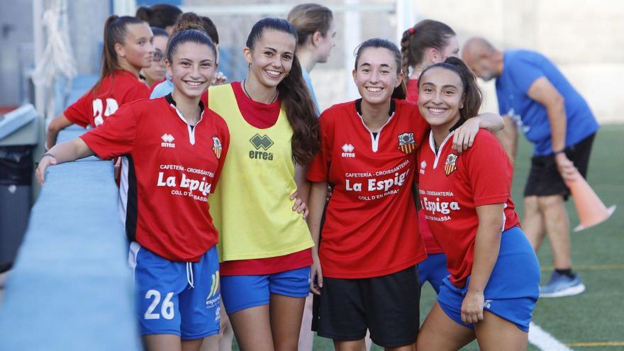 Carmen Bajesteros, Paulina Molina, Inez Osto und Amai Santis (v. li. n. re.) beim Training des UD Collerense.  | FOTO: NELE BENDGENS