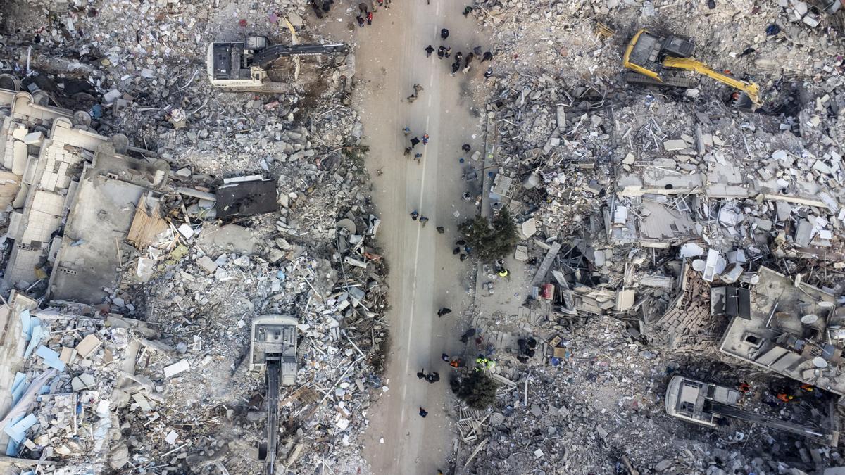 Imagen aérea tomada por un dron muestra las excavadoras trabajando en un edificio derrumbado tras el fuerte terremoto en Hatay.  