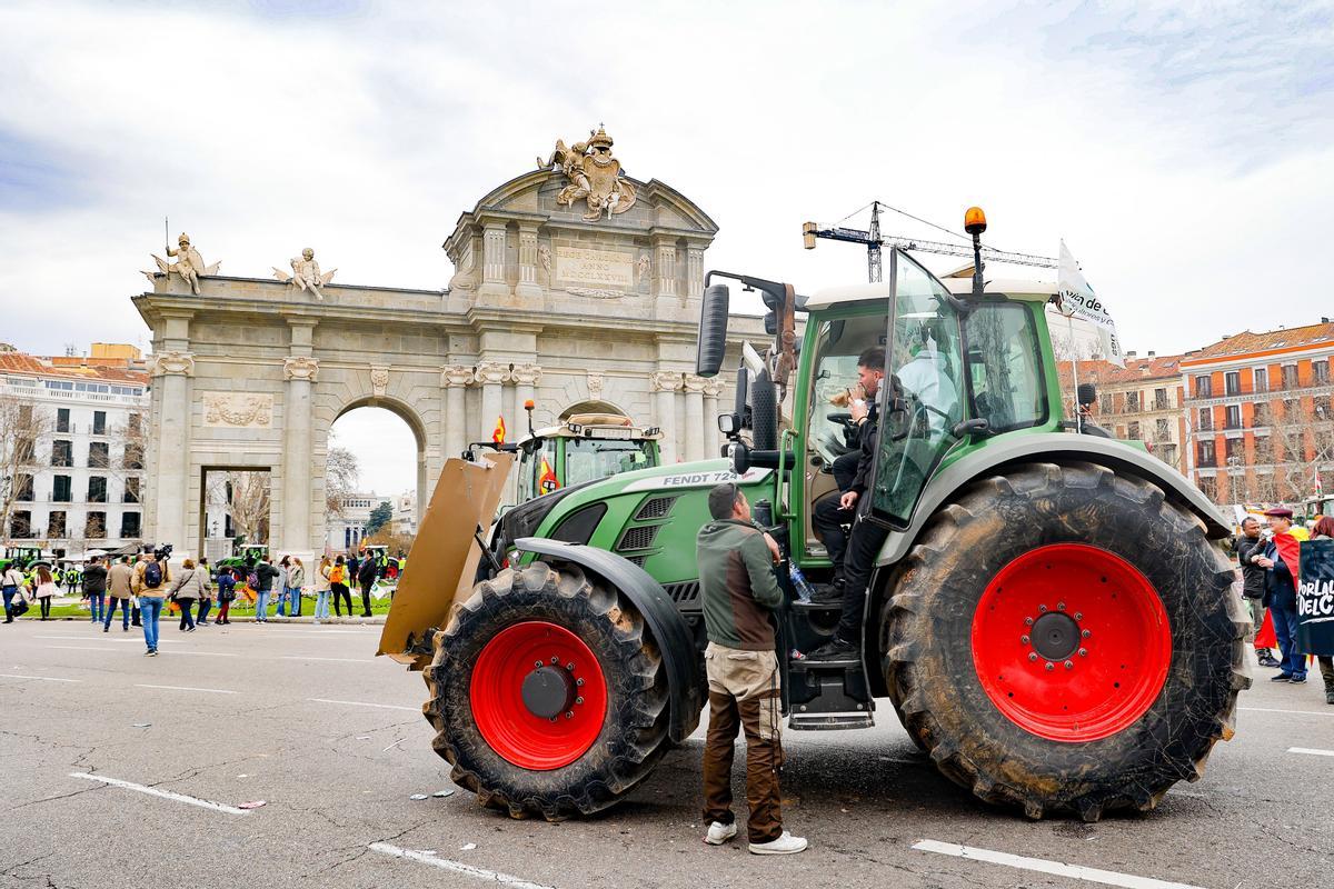 Agricultores cortan el paso en la Puerta de Alcalá durante la decimosexta jornada de protestas de los tractores en las carreteras españolas