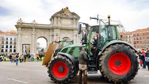Agricultores cortan el paso en la Puerta de Alcalá durante la decimosexta jornada de protestas de los tractores en las carreteras españolas