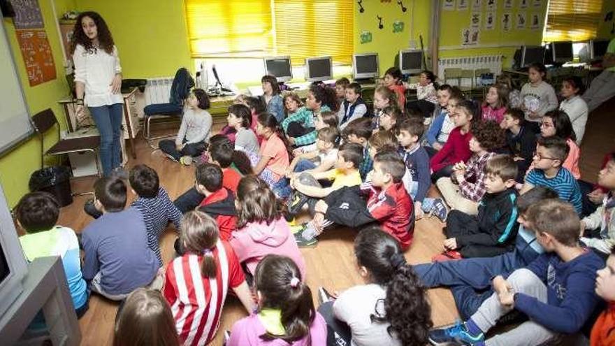 Yara Fernández, en su charla con los niños de Pola de Laviana.