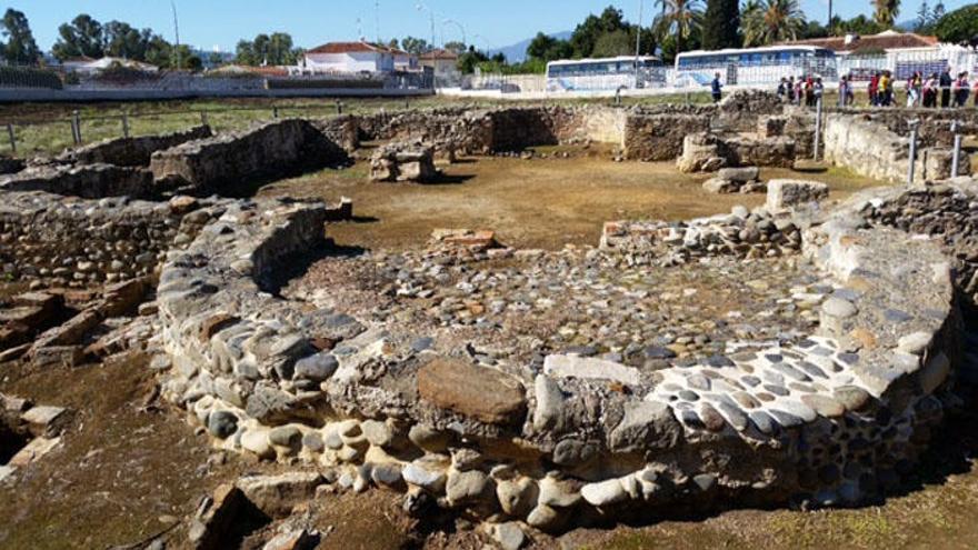 Una grúa trabaja en las inmediaciones de la Basílica Vega del Mar.