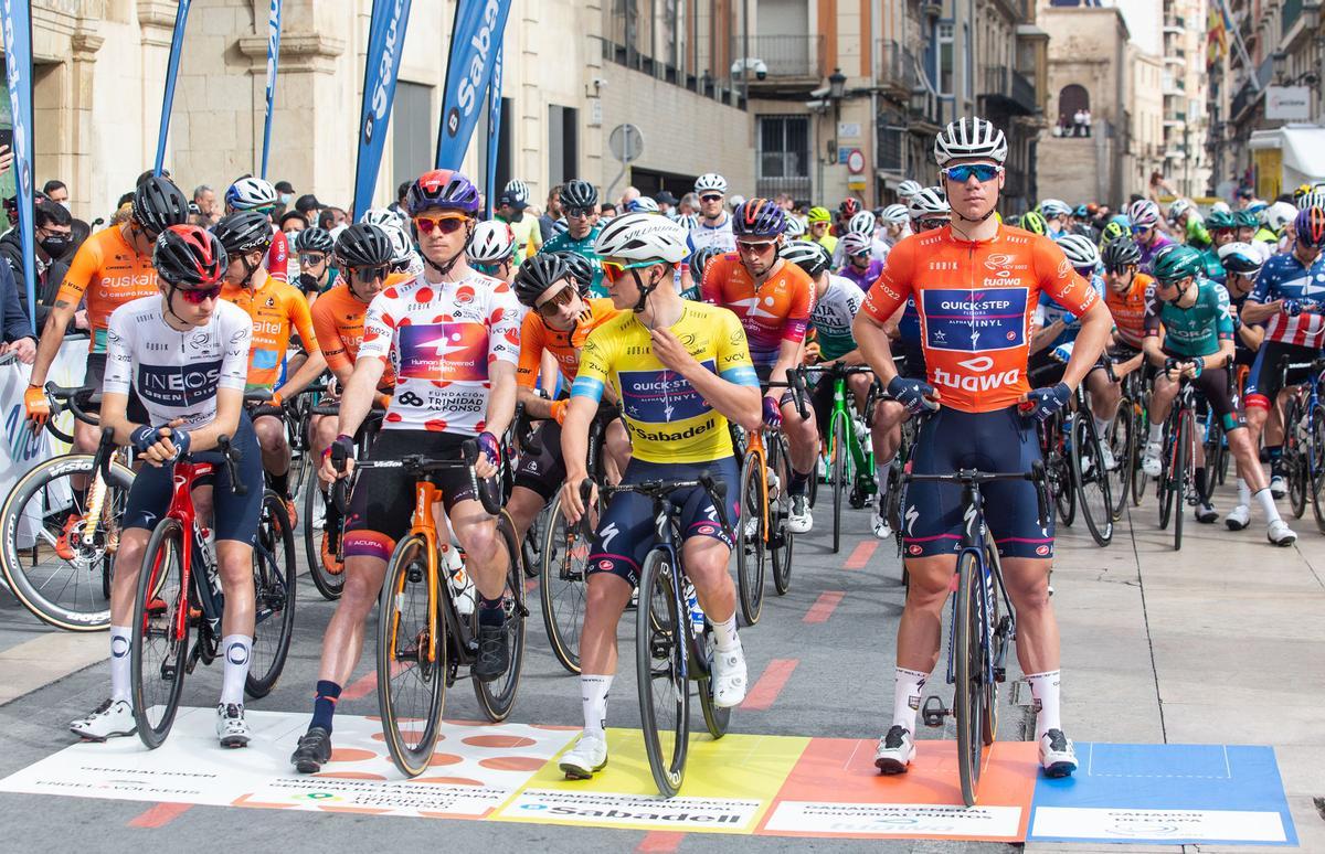 Salida de etapa de la Vuelta Ciclista a la Comunitat desde Alicante