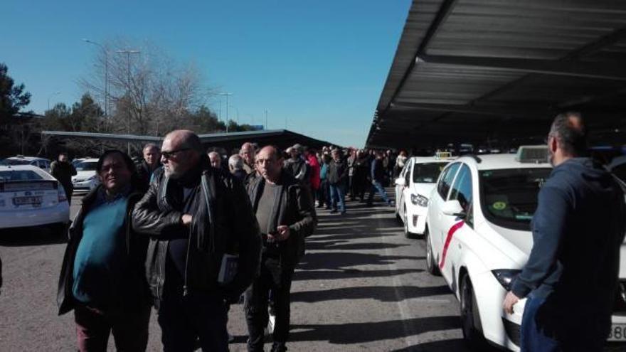 Los taxistas de Madrid desconvocan la huelga tras 16 días de paros