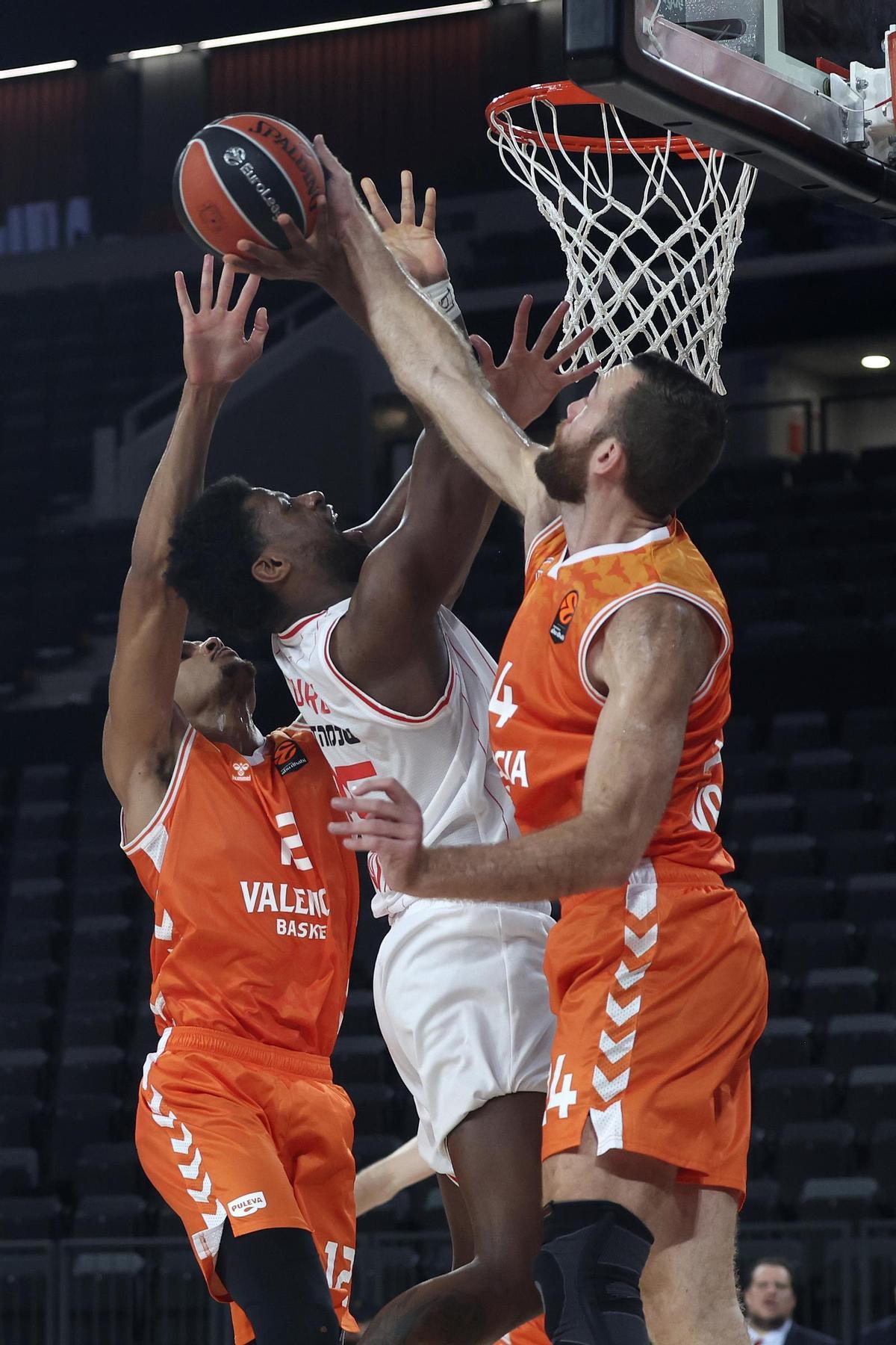 Matt Costello intenta taponar a Dan Oturu, del Hapoel.