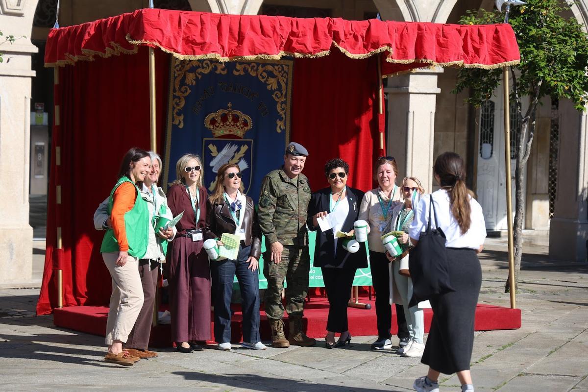 El general de la Brilat con las voluntarias de la mesa de A Ferrería.