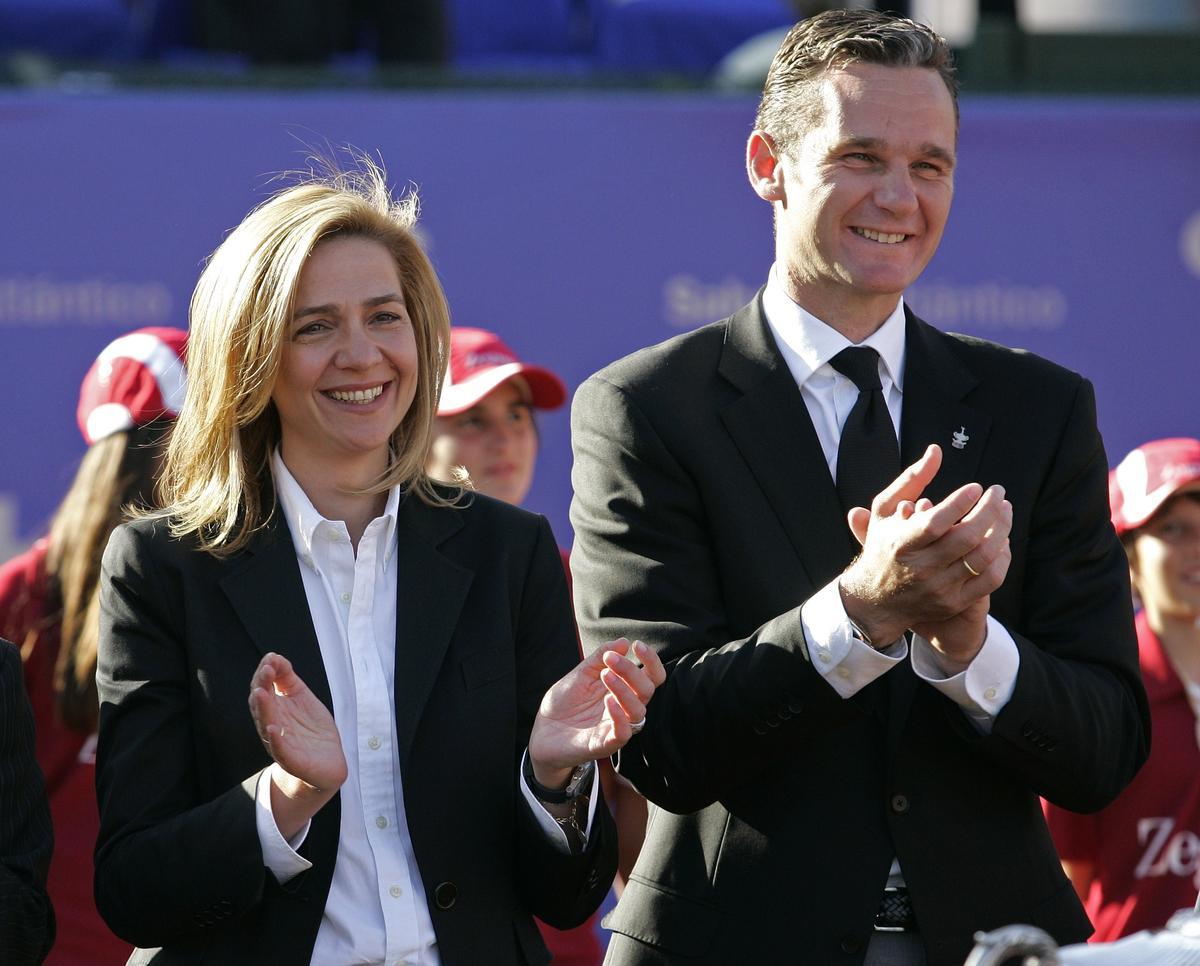 La infanta Cristina e Iñaki Urdangarin aplauden tras la entrega de un trofeo de tenis en Barcelona, en mayo del 2008.