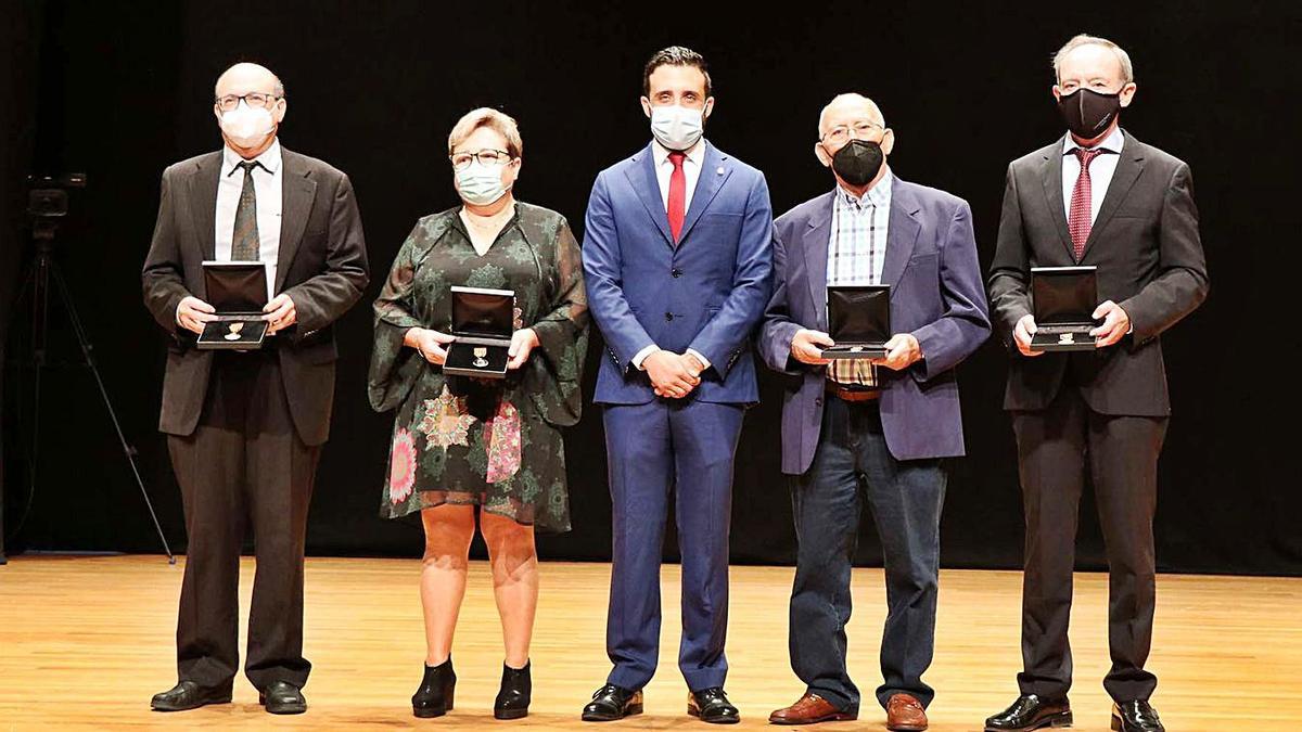 El alcalde, con los presidentes de las entidades distinguidas y  los premiados.