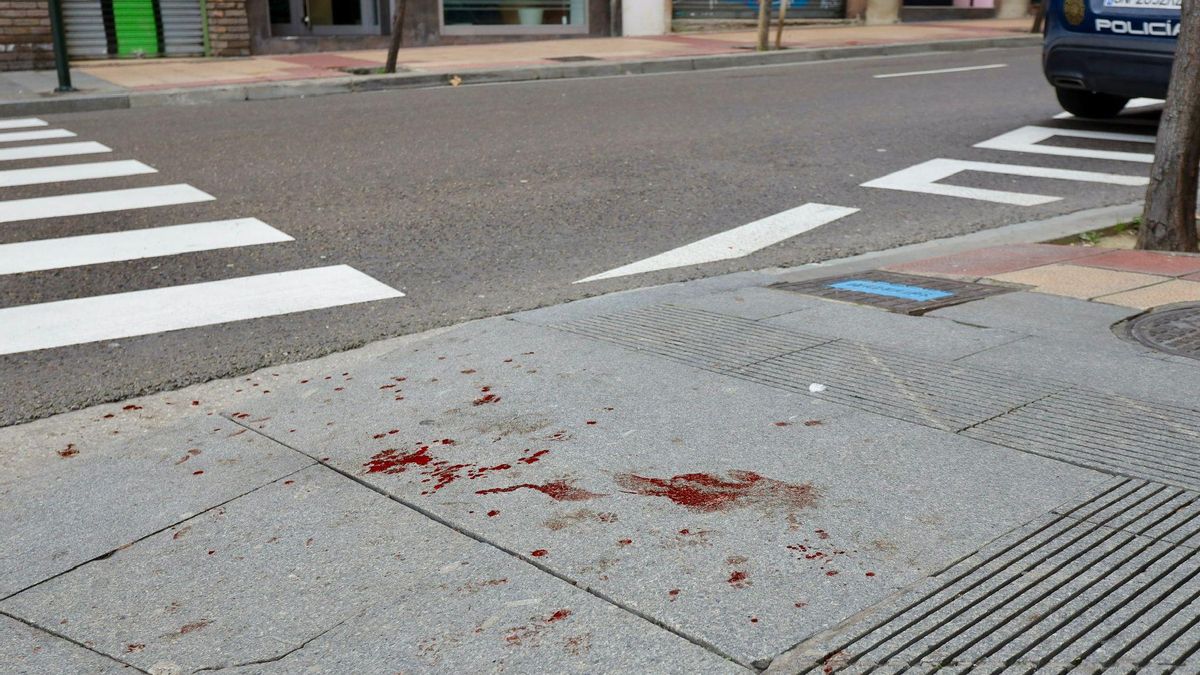 EN IMÁGENES | Un hombre se atrinchera en su casa tras apuñalar a otro en el cuello tras una pelea en la calle El Sepulcro de Zaragoza