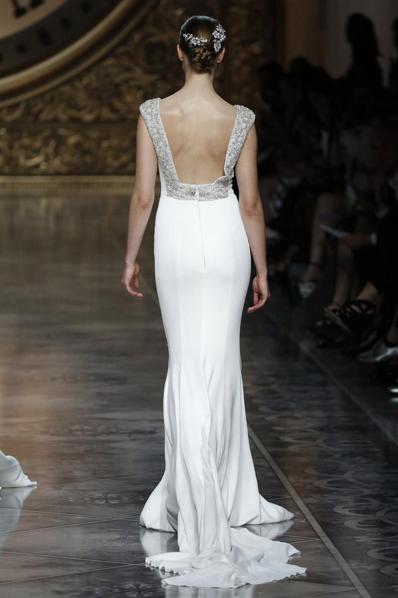 Vestido de novia con escote en la espalda de Pronovias