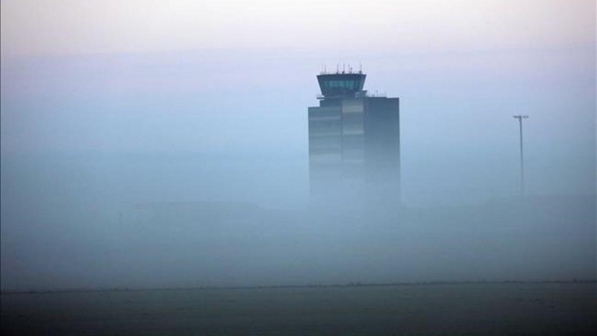 Terminal del aeropuerto de Lleida-Alguaire rodeada de niebla, el pasado 21 de diciembre.