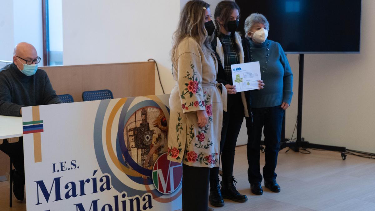Momento de la entrega de los premios del concurso literario del IES María de Molina