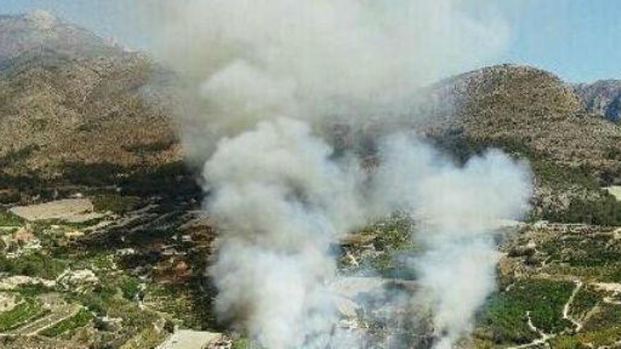 Los bomberos estabilizan el incendio de Callosa d&#039;en Sarrià