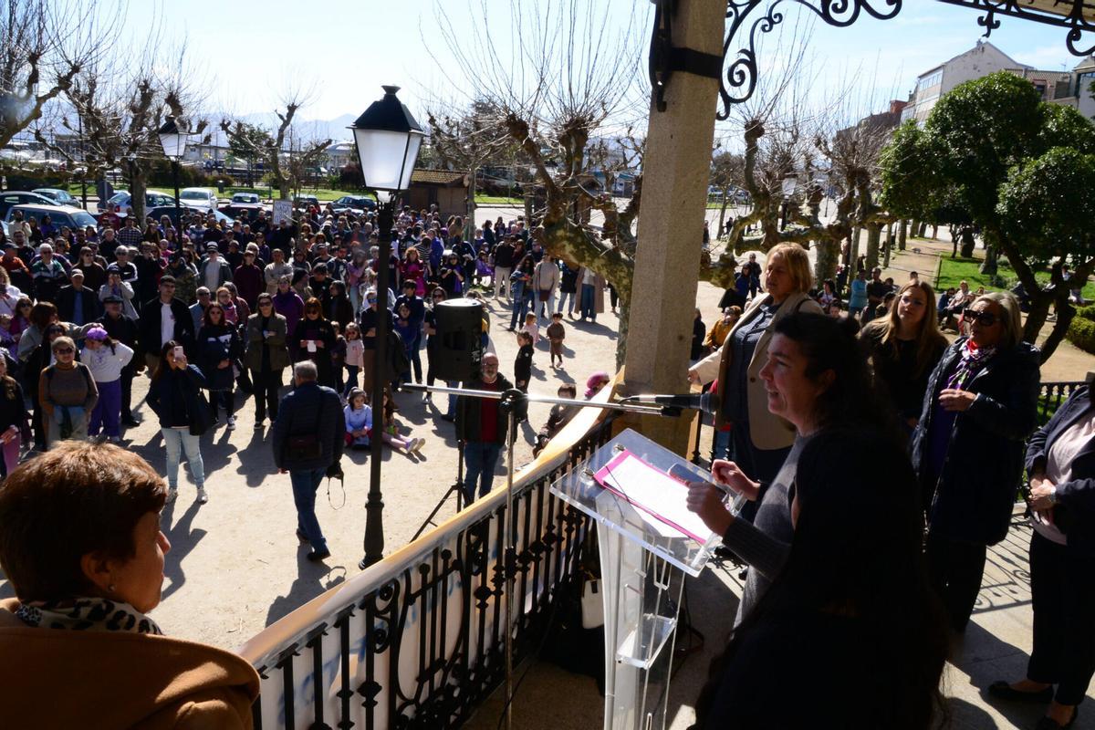 Centenares de personas se manifiestan por el Día de la Mujer Trabajadora en Cangas