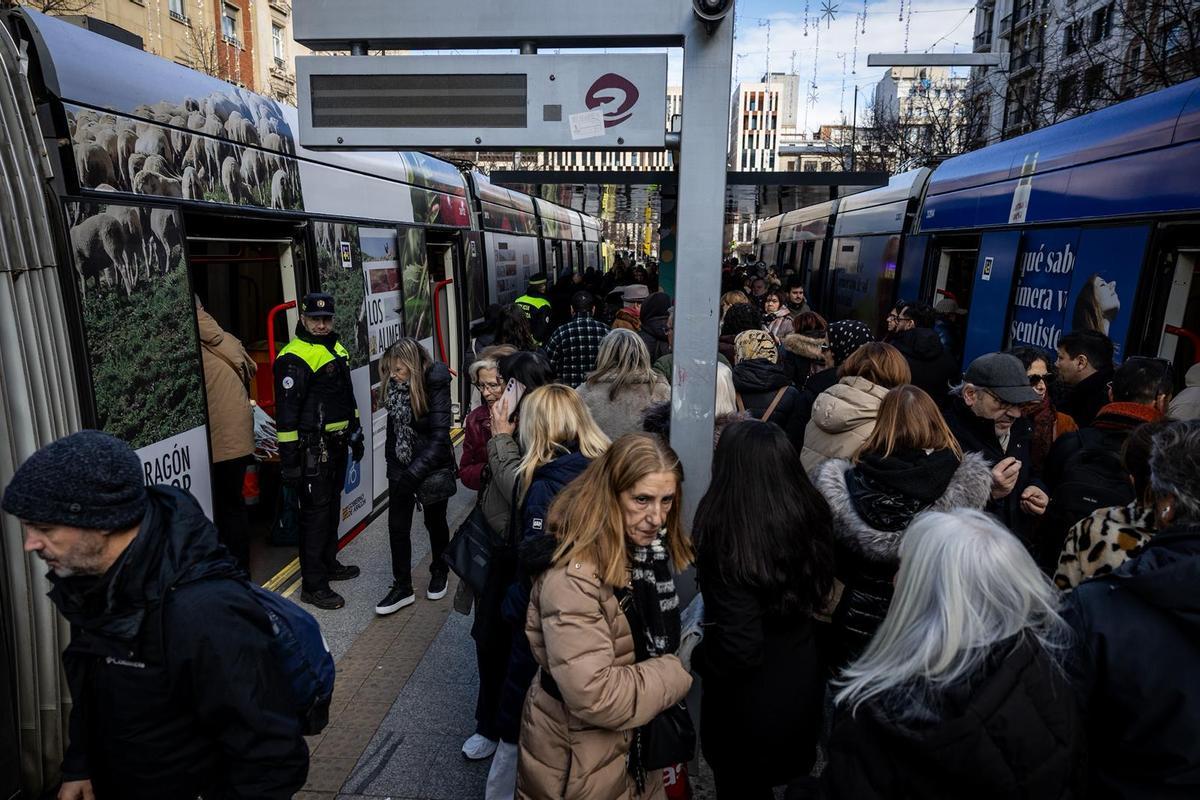 La gente ha tenido que ser desalojada del tranvía para atender al joven.