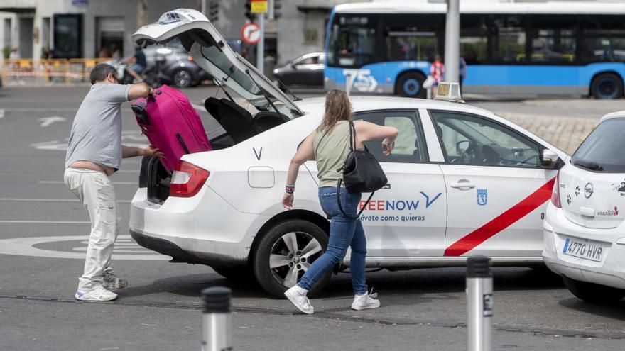 Una mujer coge un taxi en el exterior de la estación de Atocha-Almudena Grandes, a 2 de mayo de 2023, en Madrid (España)